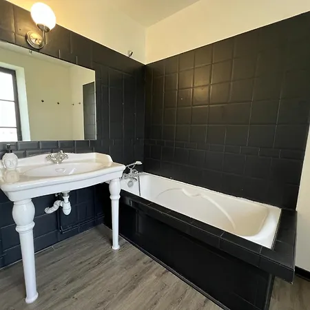 Le Bourgeois Grand T2 Apartment *